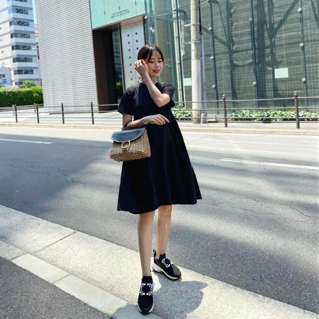 ハンナミのインスタグラム：「お気に入りの Tシャツワンピース 🤍  とにかく楽ちんすぎて 出番おおい 🤫♡ 2色とも発売中です :)  onepiece #eneu bag #ferragamo shoes #rogervivier」