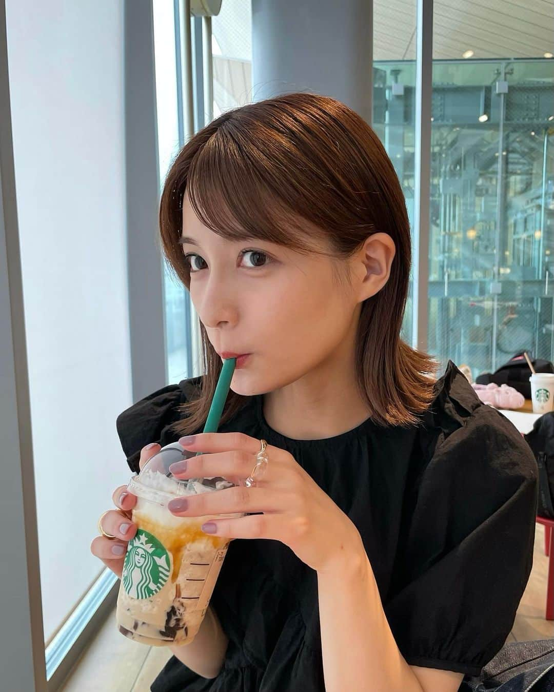 織田奈那さんのインスタグラム写真 - (織田奈那Instagram)「東京フラペうまあ #今日本当に本当に暑かったよね #日傘差しても暑いのはもう無理よ #湿気無くなったらまた変わるかな #私は毎日水を持ち歩いてるよ #みんなも水分補給こまめにね」7月12日 20時37分 - odanana924