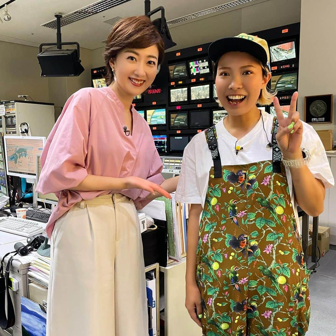 池尻和佳子さんのインスタグラム写真 - (池尻和佳子Instagram)「「池尻和佳子のトコワカ」にもゲストとしてご出演頂いたキャンプ女子橋本華恋さん‼︎  キャンプが好きすぎて、会社員を辞めて起業した行動力あるチャーミングな女性です✴️  今日も「楽しかったです‼︎」と満面の笑みで「タダイマ！」のスタジオを去っていきました🏕 今度は阿蘇のキャンプ場でご一緒させて頂きたいものです❤️  #キャンジョ#キャンプ#キャンプ女子 #イムズ#橋本華恋 さん#笑顔#チャーミング #キャンプ道具#レンタル#9月#open#阿蘇 #キャンプ場#行動力#すごい#タダイマ#月曜日 #ご出演#池尻和佳子のトコワカ#ゲスト #stola#夏休み#夏#虫除け#アナウンサー #池尻和佳子#衣装#ピンク#pink」7月12日 20時49分 - wakako_ikejiri_rkb