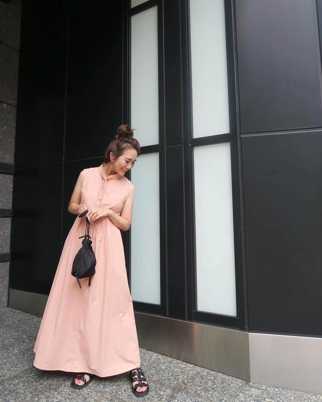 Mai Wakimizuのインスタグラム：「pink×black♡甘いイメージのpinkも、blackと合わせるとかっこいい！最近は暑くて髪の毛をおろしてられず、お団子にしたり編み込みにしたり。何かとまとめてます♡ #wakkinstyle#ootd#coordinate dress:#linkable @linkable_official(予約販売中) bag:#linkable @linkable_official(ノベルティ) shoes:#prada」