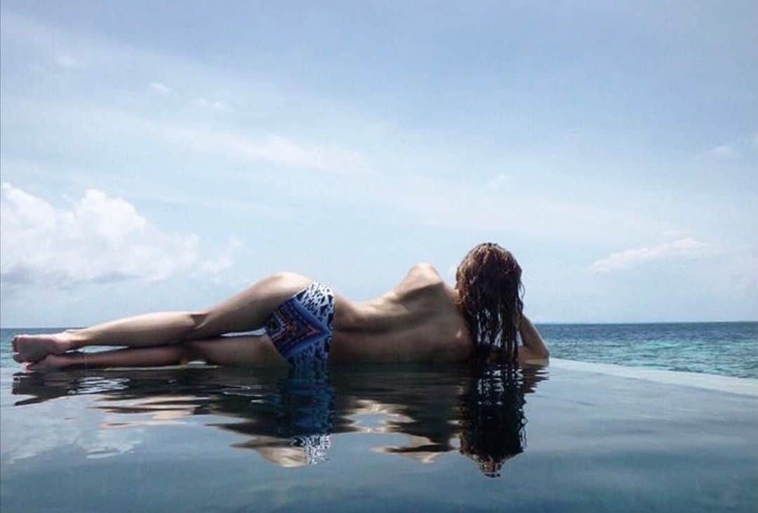 小原優花のインスタグラム：「思い出シリーズ🌴  後ろから押されたら海に落ちるタイプのプール🏖🐬  Memories of Maldives！🥰  #maldives #maldivesislands #travel」