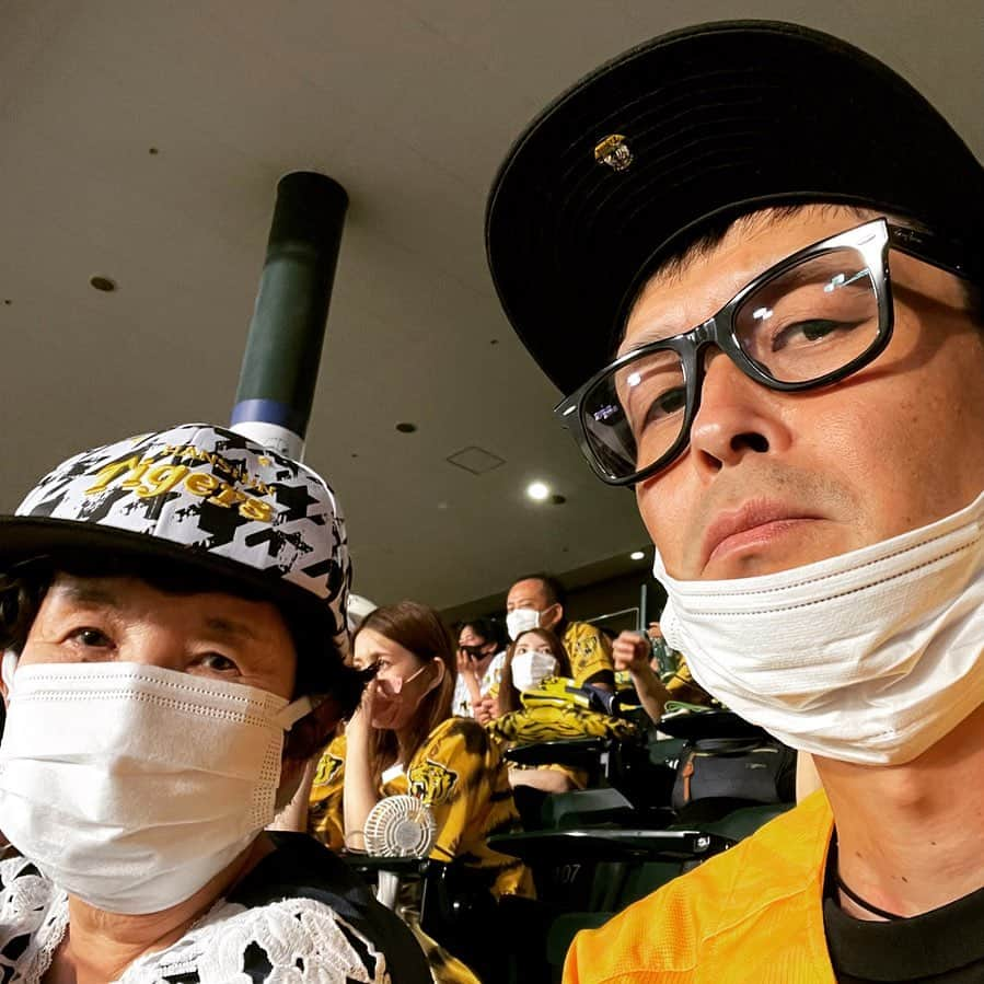 山田スタジアムのインスタグラム：「またまたオカンと観戦 このコンビで前回2安打完封負け 今回1安打完封負け 次回はノーヒットノーランです   #伝統の一戦  #ウル虎の夏  #阪神タイガース #ま虎っちゃんシート  #ま虎っちゃんありがとう  #甲子園球場」