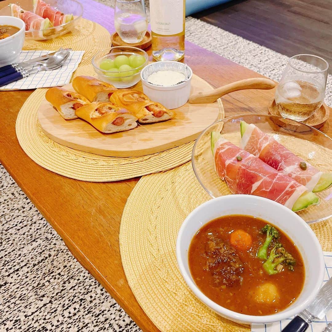 葉月里緒奈さんのインスタグラム写真 - (葉月里緒奈Instagram)「フルーツが主役の夕ご飯。 #おうちごはん #夕ご飯#白ワインと共に#生ハムメロン#頂き物のメロン#千疋屋#ビーフシチュー#母からの差し入れビーフシチュー#チョリソーバゲット#ブルサンガーリックアンドハーブ #シャインマスカット#rionahazuki」7月12日 21時32分 - riona_hazuki