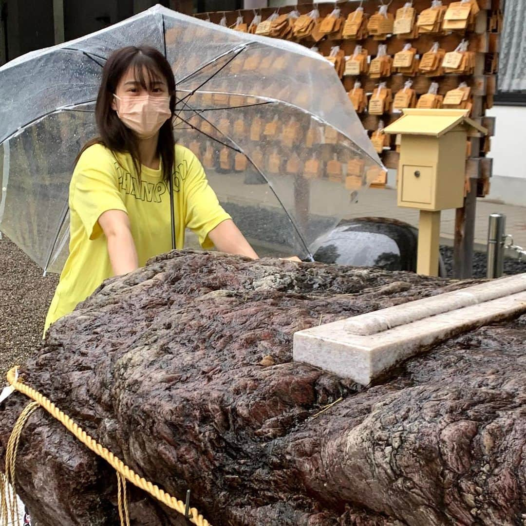 杉原愛子さんのインスタグラム写真 - (杉原愛子Instagram)「先日亀戸香取神社に参拝して来ました😊✨⛩ 勝石に触れてパワー頂いてきました💪✨ ありがとうございます😚💕 この黄色のChampionの服可愛いでしょ🤭💛 雨の日やったから髪の毛がボサボサ🤣😱くせ毛が…🤣  #Champion #Championjp #BeYourOwnChampion」7月12日 21時29分 - aiko_sugihara