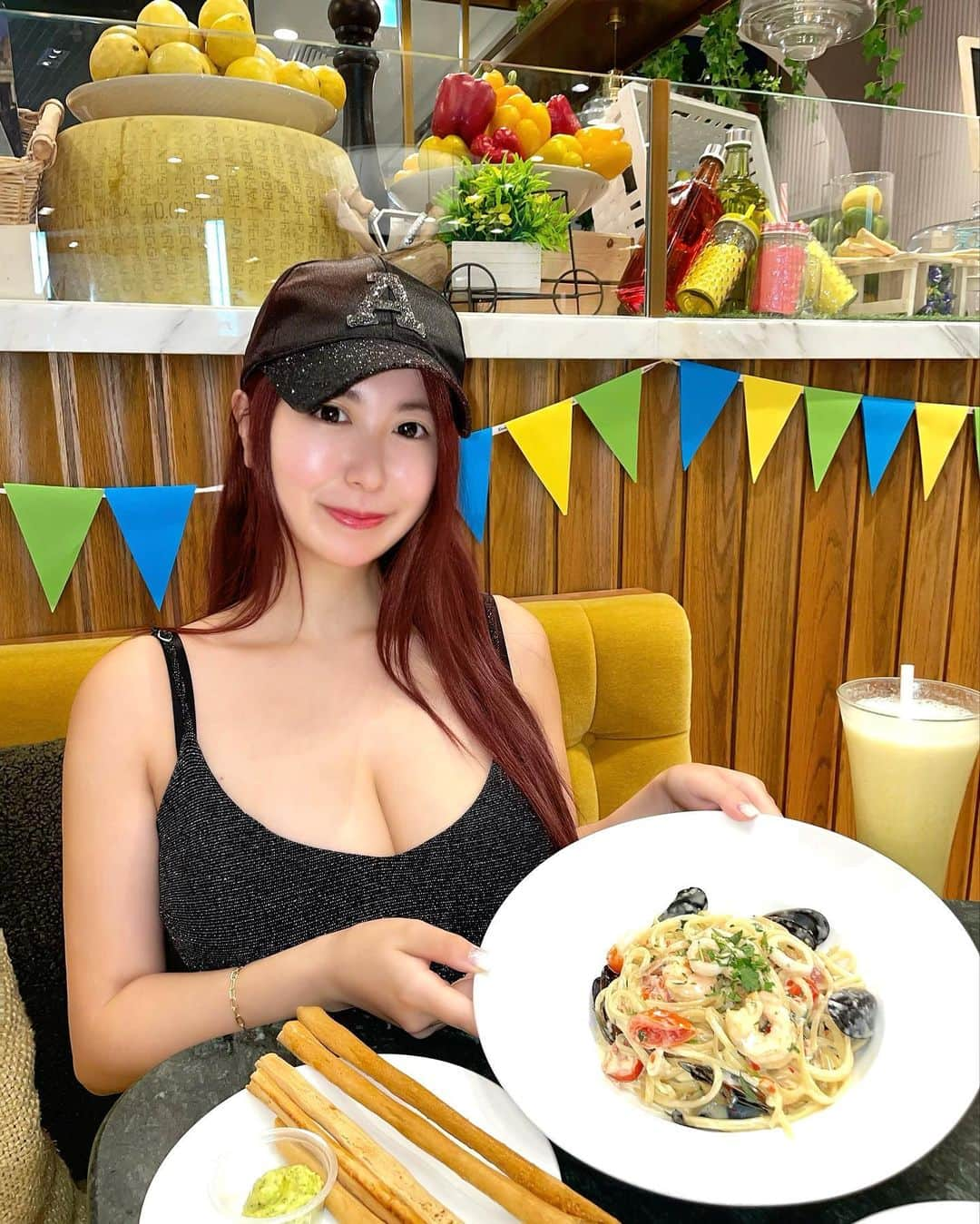 ayuさんのインスタグラム写真 - (ayuInstagram)「Pasta lunch🍝 @carlucciosme  ・ 室内は常に寒いので テラスで食べたかったけど 暑すぎるからダメと店員さんに言われました🤣 （カーディガンはいつも持ち歩いてます） クリームパスタが食べたくて 近くのお店でランチ😋 ほんとは雲丹クリームパスタが食べたかったんだけどドバイで美味しい雲丹クリームパスタが食べれるお店ないかなぁー？😆 ・ #pasta#pastalover#pastalunch#lunchtime#dxb#dxblife#italian#carlucciosme#carluccio#foodblogger#seafood#dubaimall  #パスタ#クリームパスタ#シーフード#ayuログ#グルメ#ドバイ生活#海外移住#ランチ#グルメ好きな人と繋がりたい#ドバイモール」7月12日 21時48分 - ayu888ayu