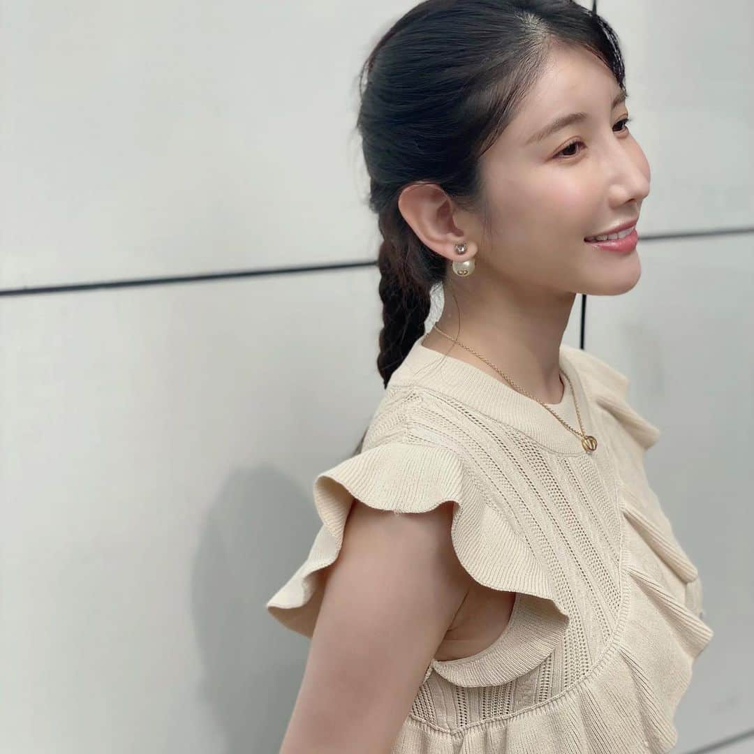 のインスタグラム：「媽媽幫我編髮了🤎 @dior @cartier  @sly_official   母がお出かけする時編み込みにしてくれました🤣🧡 昔バレエを習っていた時お団子に結んでくれて いたのを思い出して嬉しかった✌️💝 私はちなみに編み込み上手くできないのです🤣」