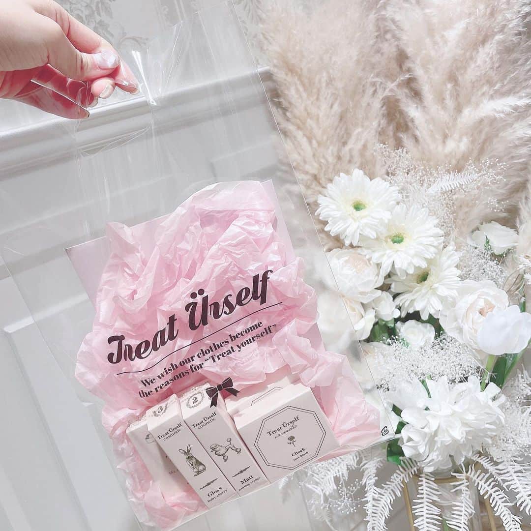 畑美紗起のインスタグラム：「かわいすぎてたーっくさんゲットしちゃったよ💄💕💕  とくにリップの色が可愛すぎるの…｡ﾟ(ﾟ´ω`ﾟ)ﾟ｡  トーク会のとき使ってたんだよ〜！🌸  @__treat.urself__   #コスメ #リップ #アイシャドウ #チーク #メイク #treatürself #cosme #make #shooting #me」