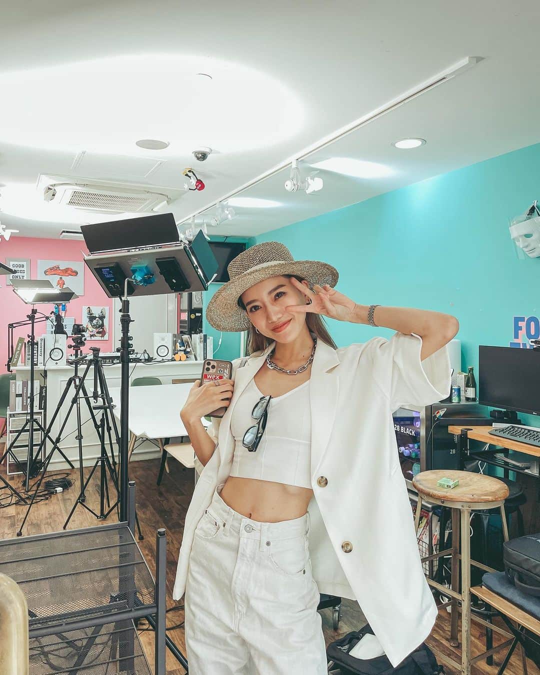 新井ニーニャのインスタグラム：「. . 本日  THE BAG.TV  プチリニューアルいたしました👏❤️ @thebagtv_official   出演者はモデルのカンナちゃん🦋🌿 @kkkkkkanna   Instagramは、かっこかわいいカンナちゃんだけど動画になるとまた雰囲気が違って話してるところもたまらなく可愛いのです〜〜〜🥺🥰💕❣️  BAGは、エルメスのトゥーゴーで 来てくれました👜💙  大きな声では言えないですが ミニマリストなのに 総額いくら！？😳😳😳 って状況になるので 是非動画ご覧ください😶‍🌫️❤️  撮影スタジオは、とってもCUTEな ニシアザブスタジオ.TVさんにて🦋 @nishiazabu_stv   @kanekopop さん @shiro_matsuoka さん @midy_midori ちゃん の方々に助けられ @takahiro_kikuchi の神業で すごく素敵な動画になりました🥺  そして協力してくれたカンナちゃんも含め 皆様ありがとうございました🙇‍♀️❤️  無事にリニューアル済んだので 今週から月曜と木曜に定期配信できますので 皆様YouTubeのチャンネル登録 よろしくお願いします🎬💛💛💛  #thebagtv #ザバッグティービー #カバンの中身 #バッグの中身 #バックの中身 #バッグの中身紹介 #モデルのカバン #モデル #インフルエンサー #西麻布 #ニシアザブスタジオtv」
