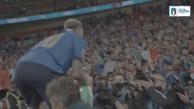 フェデリコ・ベルナルデスキのインスタグラム：「#Repost @azzurri ・・・ La coppa, @fbernardeschi e il muro di tifosi azzurri a #Wembley 😎  #RinascimentoAzzurro 🏆🇮🇹 #Nazionale #VivoAzzurro #EURO2020」