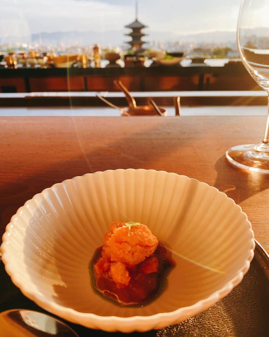 越野矢素子さんのインスタグラム写真 - (越野矢素子Instagram)「パークハイアット京都の【八坂】のお料理は素晴らしい景色と一緒に頂く素晴らしい時間です。 時間とともに景色が変わって行くのがたまらない」7月12日 23時59分 - loversyaso