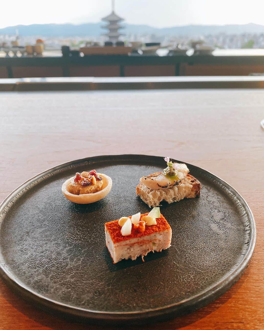 越野矢素子さんのインスタグラム写真 - (越野矢素子Instagram)「パークハイアット京都の【八坂】のお料理は素晴らしい景色と一緒に頂く素晴らしい時間です。 時間とともに景色が変わって行くのがたまらない」7月12日 23時59分 - loversyaso