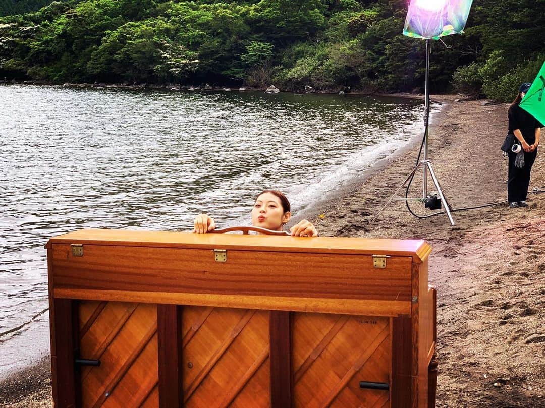 瀧本美織のインスタグラム：「🎹 舞台「森フォレ」本日マチネ。 今日も頑張るっぺ。   #舞台  #森フォレ  #世田谷パブリックシアター  #いつも遊び心持ってたい」