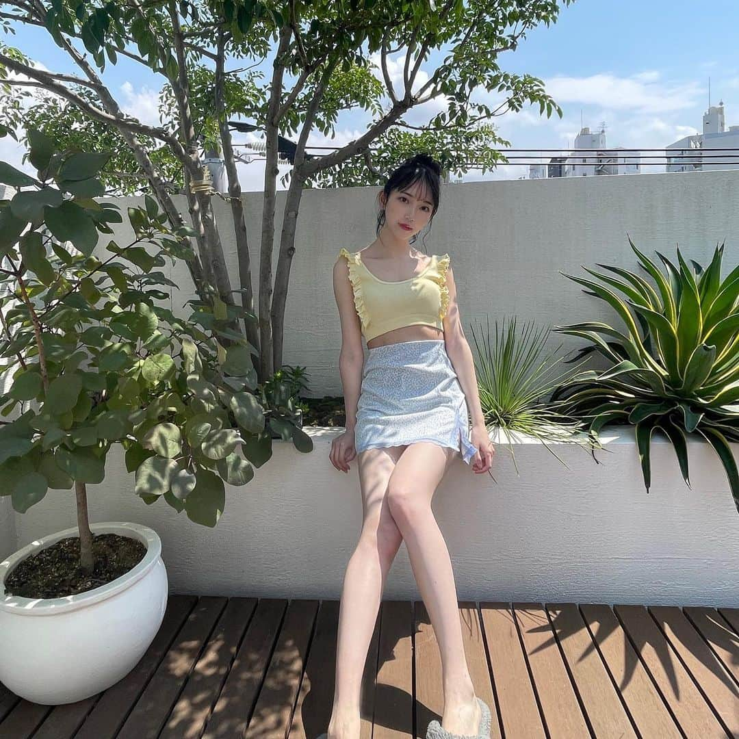 堀未央奈さんのインスタグラム写真 - (堀未央奈Instagram)「🍋💐  今日発売の週刊FLASH 表紙やらせていただきました☺︎  卒業してから本格グラビアは 久しぶりだったのですが、 卒業してからずっと収録や 撮影でお世話になっている スタイリストさんとメイクさんに やっていただいたので アイドル時代とは また違うファッショナブルで 新しい感じになりました🕯🤍  新鮮で楽しかったな🕯  オフショットたくさんあるので あげていきますね👰🏻‍♀️  そして サレタガワのブルー @sareburu_mbs   いよいよ今日から放送開始です💍 23時からはインスタライブ記者会見 そのあとはYouTubeで生配信をします ぜひご覧ください💠」7月13日 10時23分 - horimiona_official