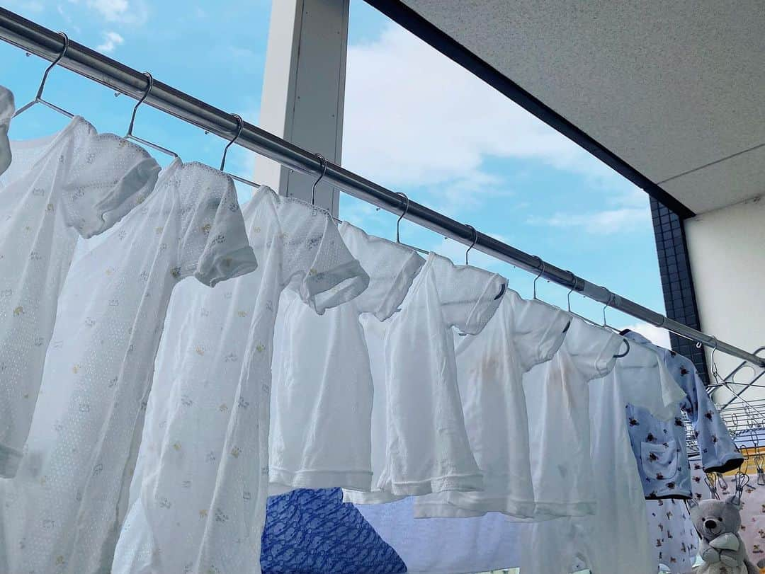 山本いさ奈さんのインスタグラム写真 - (山本いさ奈Instagram)「🧺🧼🧸 先日水通しを…🌈  可愛いが溢れかえって ただただ愛おしい時間💗  ほとんどが懐妊祝いの頂き物で 本当に有難いです🥺🎁  早く会いたい👶🏻🎀 って強く思ったのは今まででこの瞬間が1番だったかも🤰🏼 もうすぐ会えるね🕊  #無添加の洗剤が地味にいい匂い #さらさ #世界一幸せな洗濯  #水通し #出産準備 #臨月」7月13日 10時30分 - _____isana_____