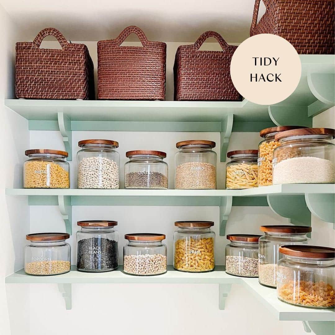 近藤麻理恵のインスタグラム：「In Japanese "ori" means to weave. If you want to use storage baskets – in places such as the pantry or closet, for example – then it’s best to choose ones with strong materials whose beauty also brings you joy. Gorgeous pantry, @settled.home!」