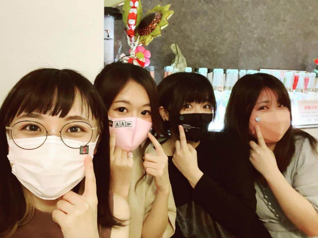 丸山奏子のインスタグラム：「プロアマ行った時の！ さなちゃんと、 関西本部のれいちゃんとコニーちゃん💕 みんなで和久津さんからもらったピックピンつけたの可愛い🥰  #PICPIN」