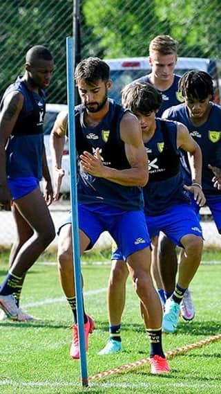 ACキエーヴォ・ヴェローナのインスタグラム：「⛰️⚽️ Prosegue la preparazione dei gialloblù #Pieve2021. Anche oggi doppia seduta di allenamento e una pausa rinfrescante in uno dei tanti suggestivi luoghi di Pieve di Cadore 💛💙   #chievo #chievoverona #calcio #pievedicadore #training #allenamento」