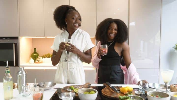 のインスタグラム：「Was so much fun making mocktails whilst talking life, track & field and all things hair with @rukahair 🖤 and @desiree_lh 🏃🏾‍♀️💨  You know you wanna check it outttt🔥 Head over to @rukahair page to viewwww 🙌🏾💖  #rukahair #moreyouseries #blackgirls #blackhair #athlete #blackgirlmagic #mocktails」