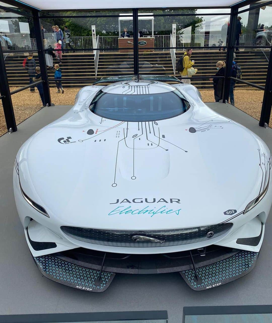 カイル・エドマンドさんのインスタグラム写真 - (カイル・エドマンドInstagram)「Goodwood dump! 🏁 @jaguar @fosgoodwood #unmatchedexperience」7月13日 2時42分 - kyle.edmund