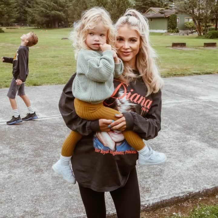 Cara Van Brocklinのインスタグラム：「2 years later at the same spot🤍. It kills me that this is just a 2 year difference. I wish I could rewind time and snuggle that tiny baby Echo again! // song “Strawberries” by Caamp」
