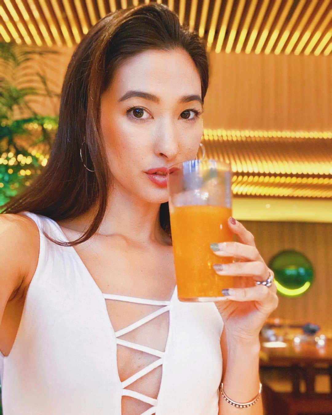 メロディー洋子のインスタグラム：「My go to drink of choice is the Zero-Proof Dandan G&T at @toranomonedition 🌿 Delicious and refreshing The Edition Hotel Tokyo has created some incredible Zero-Proof cocktails that taste even better than the originals. Come have a drink with a gorgeous view! And they will return to their regular drink menu once the S.O.E. has ended.  東京エディションホテルでめっちゃくっちゃ美味しいカクテルいっぱい！私が大好きなのは、ノンアルコールだんだんジン&トニックです。ノンアルコールカクテルも今にスペシャルに作ってくれます。素敵なビューと美味しいカクテルを楽しみましょう〜💚  Thank you Mami & The Edition!」
