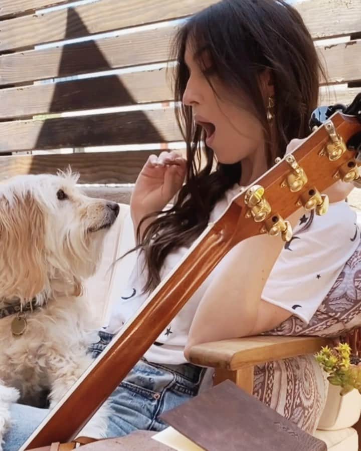 ケイト・ボイージェルのインスタグラム：「One of the things I love most about making music (#ad) is how it connects me to other people 🎶 Writing songs is really just storytelling, and I think there’s a really powerful connection that happens when we can relate to someone else’s story, and realize that we’re not the only ones who’ve ever felt this way.  Being able to unplug and focus on the writing, the creativity, and the connection is so crucial for me, because it’s so easy to get caught up in the distractions. This MagSafe case from @speckproducts makes it easy for me to actually put down my phone for once  and connect with the things that matter most, whether I’m hanging at home or on tour 🏡 🎸   I can’t wait to get back onstage and share all the new stories I’ve been writing with all of you soon! (I’ll be announcing a show I’m SUPER excited about soon- stay tuned!) 🎵 #speck #speckproducts」