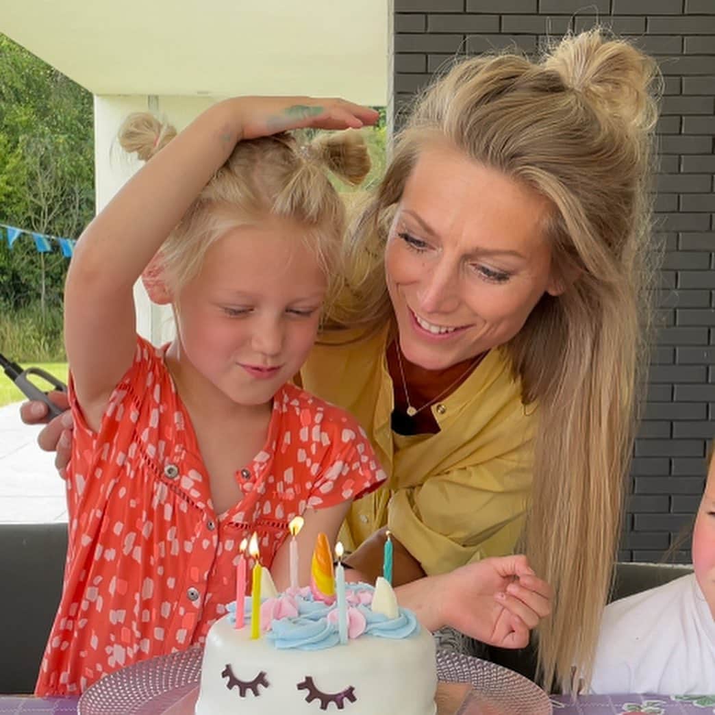 マノン・フリールのインスタグラム：「5 jaar! 🎂🎈🎉🎁 Wat een feestweekend voor deze dame 👑」