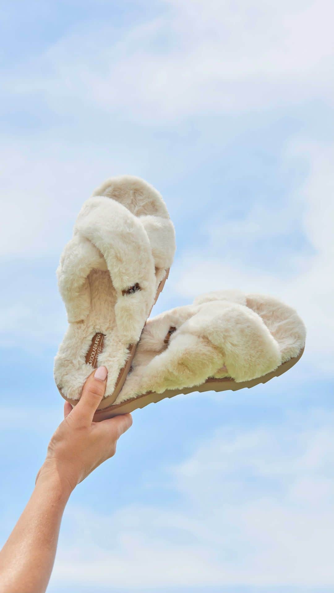 のインスタグラム：「Introducing: #FuzzNAround ☀️🌎🌻 Now that summer’s a-buzz’n, we’re totally fuzz’n!  Time to beat the heat with Koolas on our feet and there’s no stopping us: play’n & fuzz’n, shop’n & fuzz’n, brunch’n & fuzz’n, these are the sunny day #Koolamoments we love. We're here to encourage you to get out with your fuzz and provide all of the styling inspiration around it 💛」