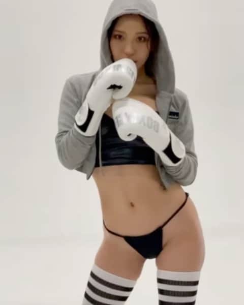 シト山口のインスタグラム：「cocoさんの逆襲！ 動画が人気なので😊💕✨ 撮影はプロデューサーのＹさん model coco @coco_coco000  tops DKNY swimwear flash packer hair&make @hasegawashinya  動画撮影 Producer Y  photo シト山口　SITOyamaguchi  #ファッション写真  ©︎2021 SITO graphics All rights reserved.」