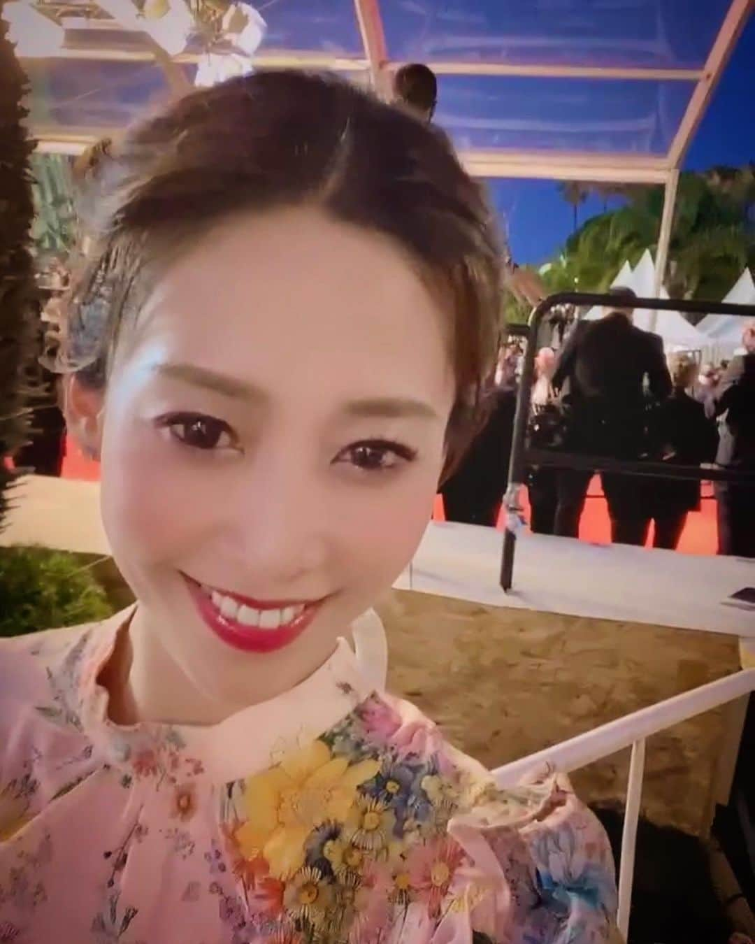 龍真咲さんのインスタグラム写真 - (龍真咲Instagram)「#2021CannesFilmFestival もー本当に楽しかった‼️ 宝塚の世界感とはまた違った、煌びやかさ華やかさ賑やかさ贅沢さ、全てが眩しかった。撮影やマスクなどの規制は非常に厳しくされていて一流フェスティバルでした❗️ 映画祭は#MadameRiva からのインビテーション、マダムはRiva創業家一族で母親の様な存在。「Dream never stop‼︎」と夢を語ってる姿に感動。嬉しい気持ちになりました。 #Flagday ストーリーは少し重かったけど面白かったです。オススメです⤴︎⤴︎ 映画って現在から遡って時代を見せてくれるってあるじゃないですか、例えば50年前をわざわざ作る見るみたいな。その個性って本当に面白いなって。難しくてうまく伝わるか不安だけど、その50年前をどこから作るか、せめるか表現するか。やっぱり日本人だから邦画を見ている方がその個性が分かりやすいってところではあるけれど奥が深いなぁとしみじみ思ってしまった。技術や情報がありすぎる現在ではボタン１つポチっとしたら完了する事が多いけどその中でわざわざアナログ"を" 作ったり、アナログ"で"作ったりの手作り感が溢れてるのを感じると大切にしたくなります😉  とにかく、最高の夜だったって事❤️  日本はまだ雨も続いている事と思います。これ以上被害が出ませんよう、災害対策、コロナ予防をしてくれぐれもお気をつけてお過ごしくださいね❗️  #monacolife 🇲🇨 #カンヌ国際映画祭  #Riva」7月13日 7時40分 - masaki_ryu