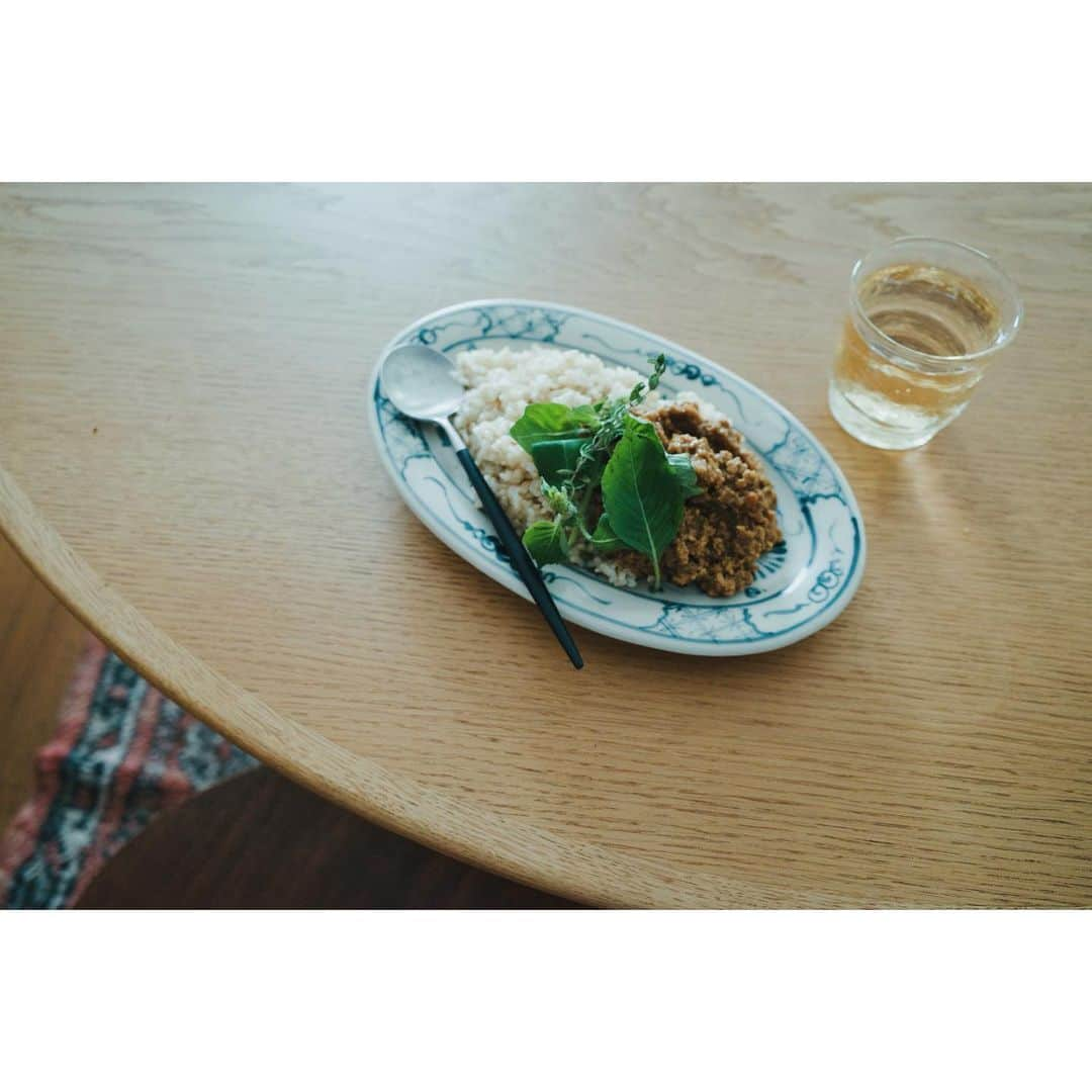 高山都さんのインスタグラム写真 - (高山都Instagram)「バジルティーが朝も昼も夜もお供🌿 先日 @basil__house で購入した水出しのバジルティーが美味しすぎて、ごくごく飲んでる。 むくみにも効くそうで、さらにごくごく。 お客様が来た時のお水代わりになるのも良かった。 ピッチャーはフラワーベースにもなる #石川硝子工藝舎  そして、今日の朝ごはんは @cadan___ が置いてってくれたキーマカレーを玄米にかけて。 バジルたっぷりちぎって。 爽やかでおいしい。 @emmeo_onlinestore お皿はベトナムの #バッチャン焼き」7月13日 8時16分 - miyare38