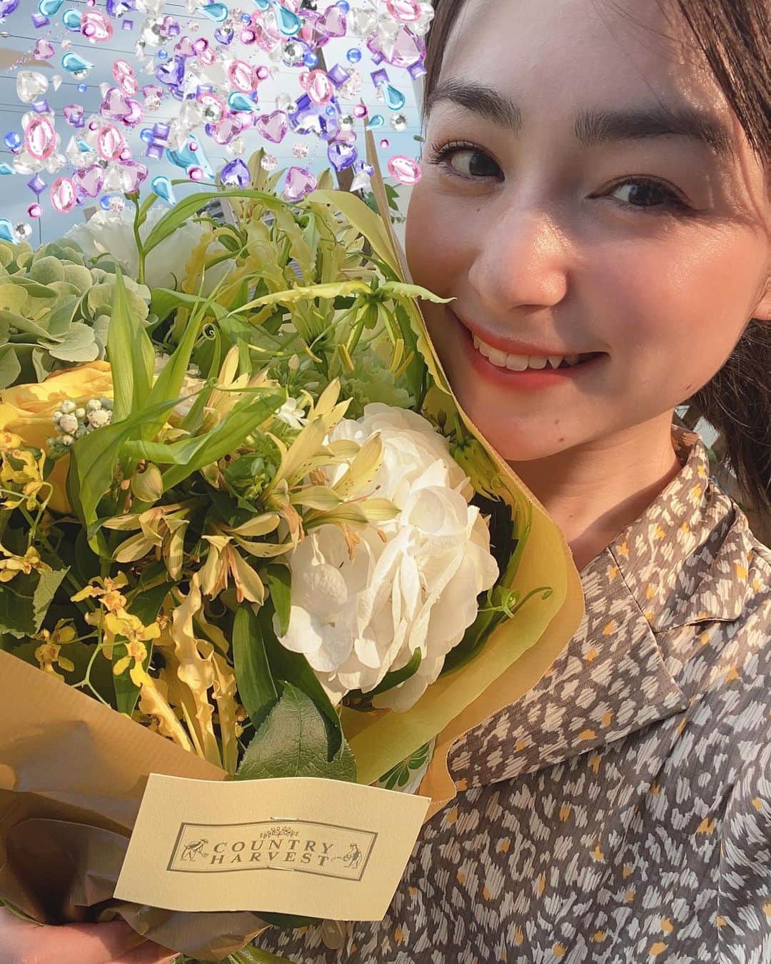 松原菜摘のインスタグラム：「お家に帰ったらこんな素敵なサプライズが😩💕💕 大好きな長井かおりさんからの贈り物…💐❤️ 本当に嬉しすぎてうるうるしてしまいました 長井さんの本で一緒にお仕事させて頂いてから ずっとずっとお母さんのように 包み込むような優しさをくださって… 本当に私の永遠に大好きな方です。 早くコロナが落ち着いたら 1番に会いに行かせて頂きたいです😭💕 花束って本当こんなにも人を幸せにするのだなぁと実感しました💐 本当にありがとうございます😭❤️」