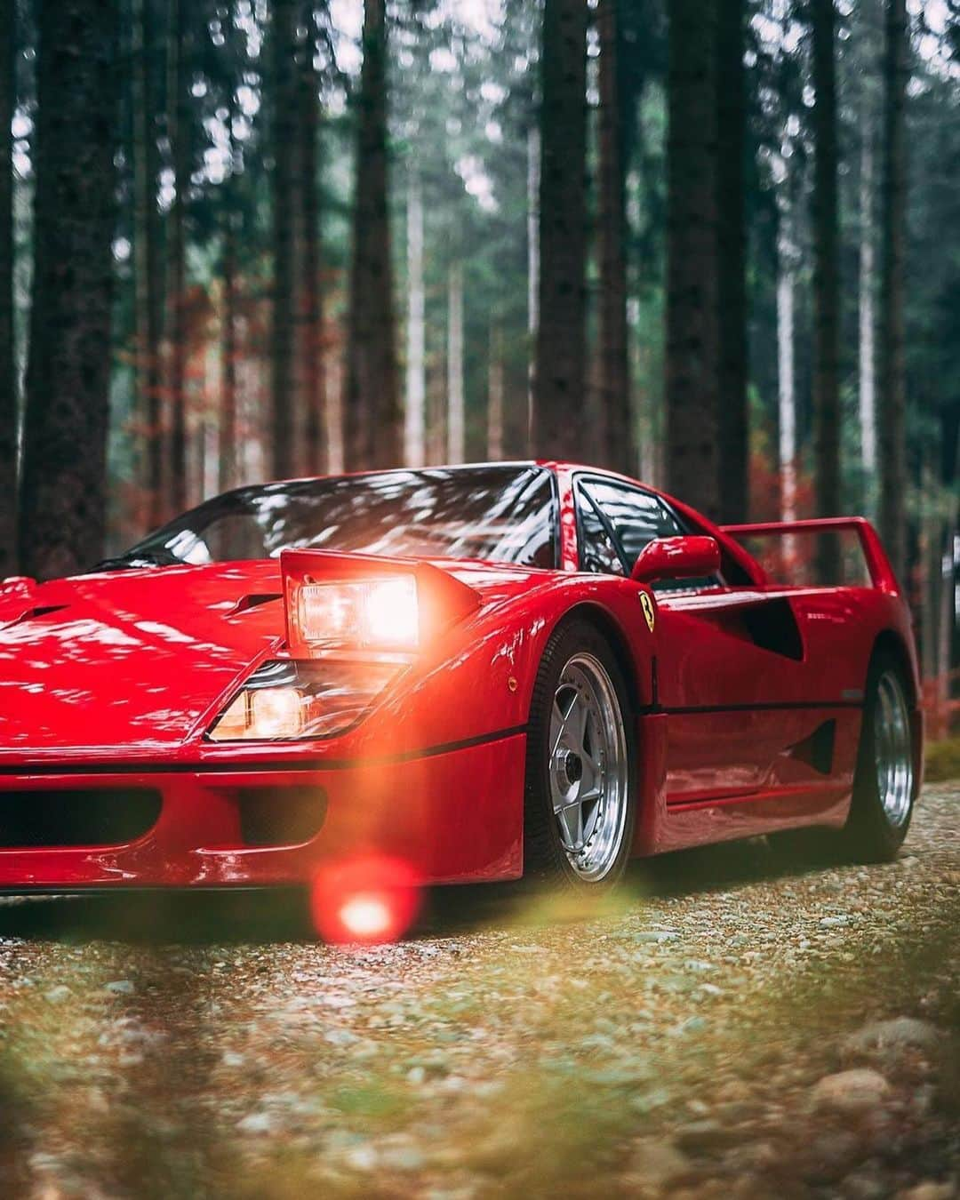 CARLiFESTYLEさんのインスタグラム写真 - (CARLiFESTYLEInstagram)「Ferrari F40 😍 Photo by @stephan_bauer #carlifestyle #f40」7月13日 18時52分 - carlifestyle