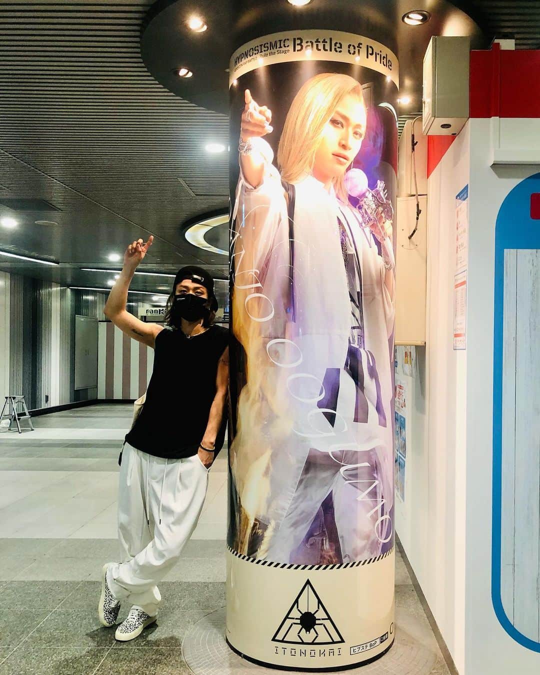 植野堀誠のインスタグラム：「8月に横浜/大阪で開催される「ヒプノシスマイク-Battle of Pride」全キャラクターの柱巻が渋谷に出ています。 僕は大蜘蛛弾襄という役で出演させていただいていますが、闇の宗教家ですので一本入った裏に隠れてコソコソやっております。 お近くを通った際は是非見てみてください🕷 #ヒプステ #ヒプマイ」