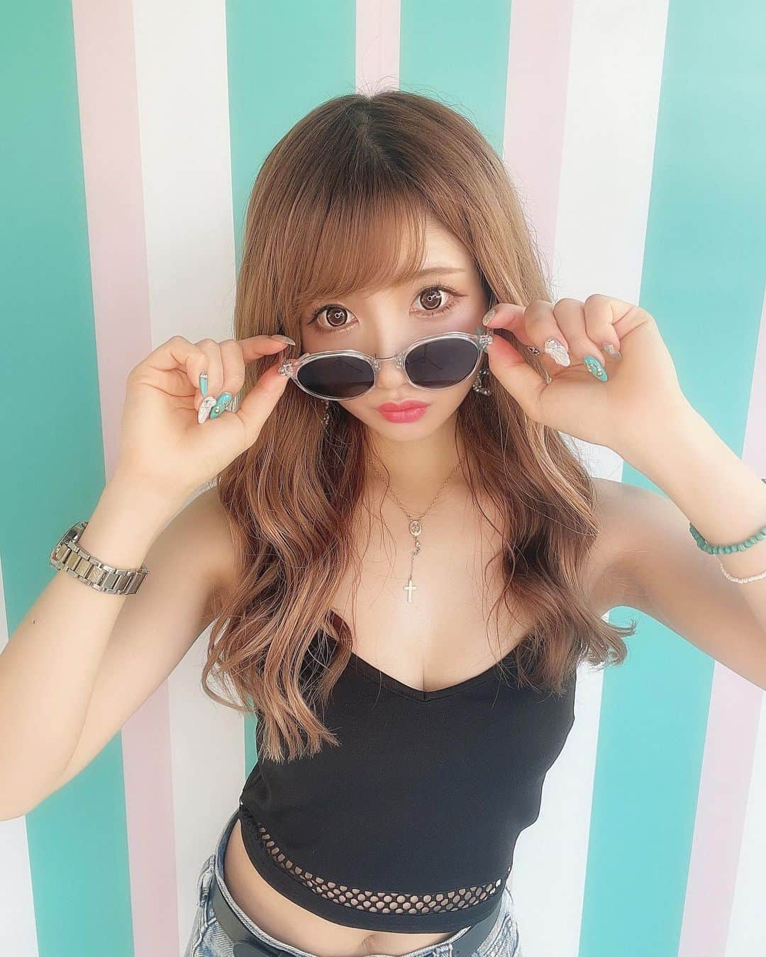 まゆぴちゅーさんのインスタグラム写真 - (まゆぴちゅーInstagram)「夏だ！海だ！江ノ島だぁぁぁあ🌴🌺！  …て感じでこの間今年初の江ノ島の海の家に 遊びに行ってきたよ\( ˆoˆ )/🌈👙！！！  今年は江ノ島の西浜に海の家が並んでて！！  中でも @beach_house_ajito は1番大きくて VIPシートもあって、からのこーーんなに 映えな壁のある“映えスポット”もあるよ😎🌺  スミノフとか久々飲んだ。（笑） 海の家行くとcoronaビール🍻とかスミノフ とか瓶のやつ飲みたくなりがち🤣🤣🌈笑  かけてるサングラスは、 @flex_japan の人気のクリアの淵のサングラス🕶 ここのやつほんと可愛くて大好き😘🌺！ . . . #江ノ島 #江ノ島西浜 #西浜 #海の家 #ビーチ #海コーデ #サングラス女子 #サングラスコーデ #flexjapan #ビーチコーデ #夏コーデ #夏服コーデ #ショーパンコーデ #スミノフ #水着女子 #ビーチガール #映えスポット #ビジョビ」7月13日 18時59分 - mayu_03pichu