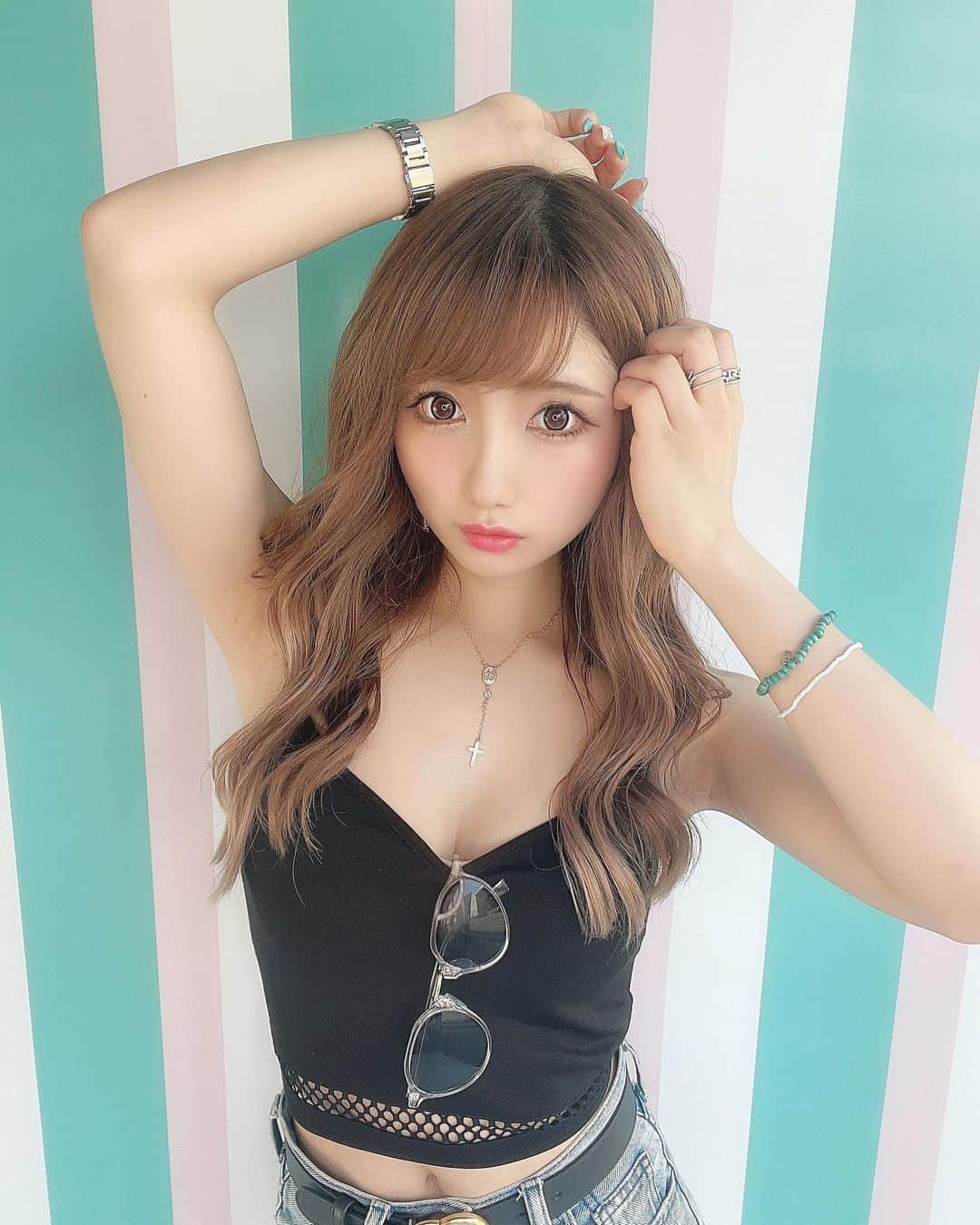 まゆぴちゅーさんのインスタグラム写真 - (まゆぴちゅーInstagram)「夏だ！海だ！江ノ島だぁぁぁあ🌴🌺！  …て感じでこの間今年初の江ノ島の海の家に 遊びに行ってきたよ\( ˆoˆ )/🌈👙！！！  今年は江ノ島の西浜に海の家が並んでて！！  中でも @beach_house_ajito は1番大きくて VIPシートもあって、からのこーーんなに 映えな壁のある“映えスポット”もあるよ😎🌺  スミノフとか久々飲んだ。（笑） 海の家行くとcoronaビール🍻とかスミノフ とか瓶のやつ飲みたくなりがち🤣🤣🌈笑  かけてるサングラスは、 @flex_japan の人気のクリアの淵のサングラス🕶 ここのやつほんと可愛くて大好き😘🌺！ . . . #江ノ島 #江ノ島西浜 #西浜 #海の家 #ビーチ #海コーデ #サングラス女子 #サングラスコーデ #flexjapan #ビーチコーデ #夏コーデ #夏服コーデ #ショーパンコーデ #スミノフ #水着女子 #ビーチガール #映えスポット #ビジョビ」7月13日 18時59分 - mayu_03pichu