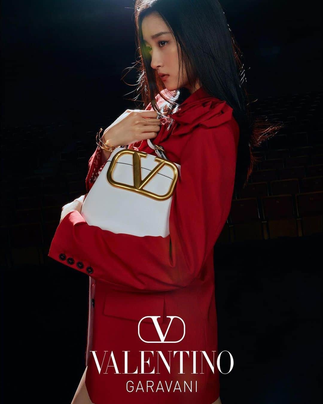 クアン・シャオトン（Guan Xiaotong）のインスタグラム：「❤️be true🖤be cool🌹 #valentinoRomanPalazzo #RockstudAlcove #ValentinoGaravani @maisonvalentino」
