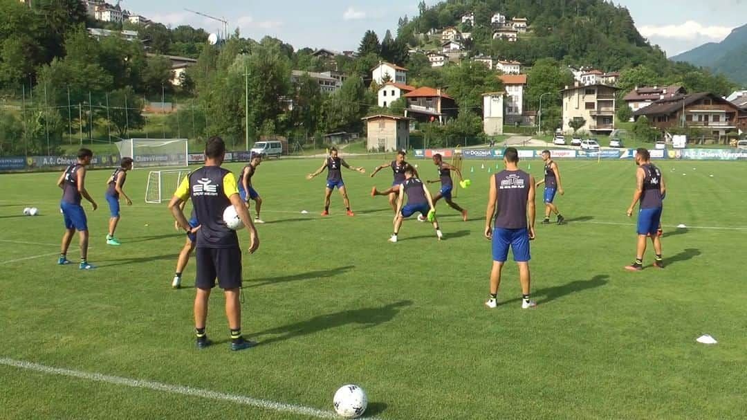 ACキエーヴォ・ヴェローナのインスタグラム：「🤩🤪Dimmi che hai fatto tunnel di tacco, senza dirmi che hai fatto tunnel di tacco! #ChievoVerona #Chievo #training #day #torello #football #tunnel #summer #magic #onemore」