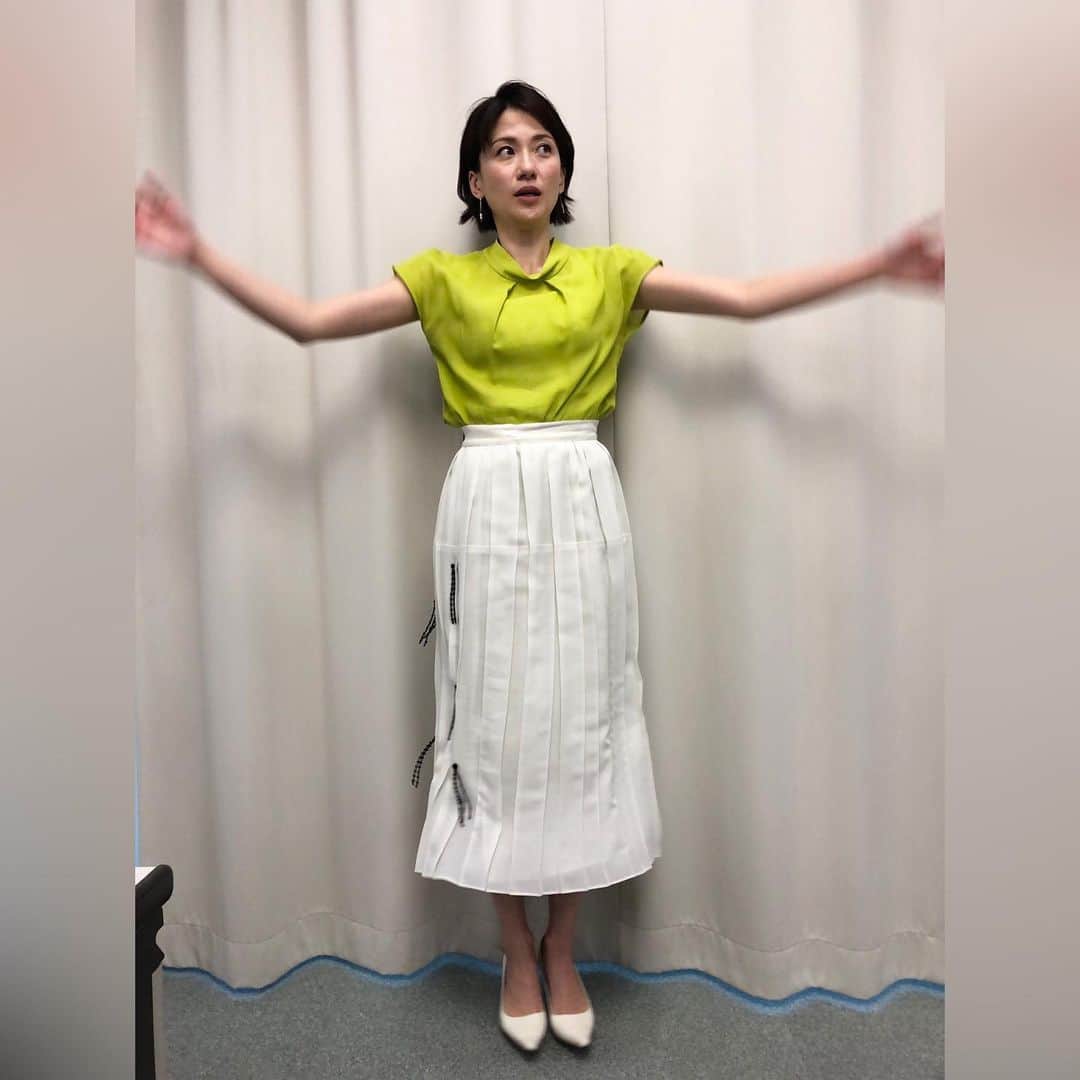梅津弥英子さんのインスタグラム写真 - (梅津弥英子Instagram)「☺︎ 空を飛ぼうとするペンギンみたいですね。 @livenews_it  ご覧いただいた皆様、ありがとうございました。登板前にお知らせせず失礼しました。 photo by @yuka_niimi.49  月火のLive Newsイット！を担当するようになって、アナ室で新美ちゃんと会えるようになりました。でも一緒に写真を撮り忘れました… #新美有加 #bsフジliveプライムニュース もうすぐ始まります。」7月13日 19時30分 - yaeko.umezu