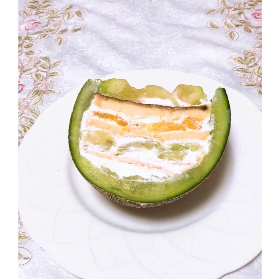 野澤しおりさんのインスタグラム写真 - (野澤しおりInstagram)「メロンケーキを作りました🍈 思っていたよりも 難しくて フルーツがきれいに並べられなかったけど、味は とっても美味しかったです☆   #メロンケーキ #野澤しおり」7月13日 19時34分 - n_shiori_ta