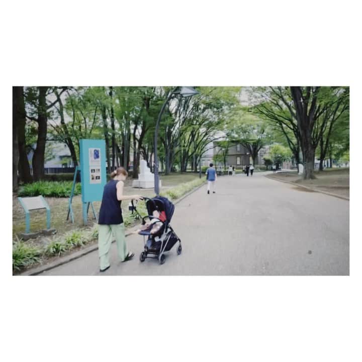 野尻美穂のインスタグラム：「ガニ股の母と後半のカメラワークがミスってる父、首がイッてしまっている娘。 平和ですね☺️ #ひなたん通信」