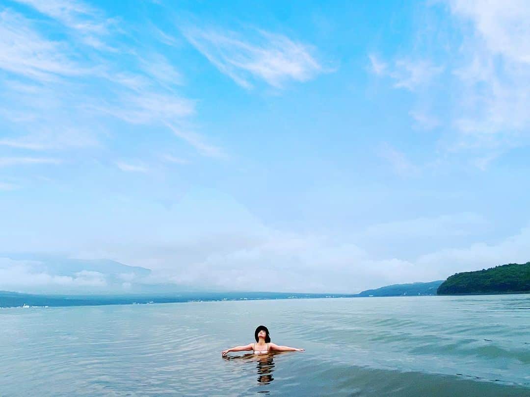 真奈さんのインスタグラム写真 - (真奈Instagram)「水風呂が山中湖の湧水なんだよ、 富士山見れてさ、 鳥の囀りも聞こえてきてさ、 ロウリュもできてさ、 テントサウナ横にはジャグジーもあってさ、 整うのはハンモックでさ、 破格のお値段だったわよ 平日1組限定よ🥺  急遽入れたテントサウナが 最高すぎました…。  ああ…幸せ……🧖‍♀️  #elcolina #サウナ #テントサウナ　#山中湖 #サウナイキタイ #空の色いじりました」7月13日 19時49分 - manatmnt0116