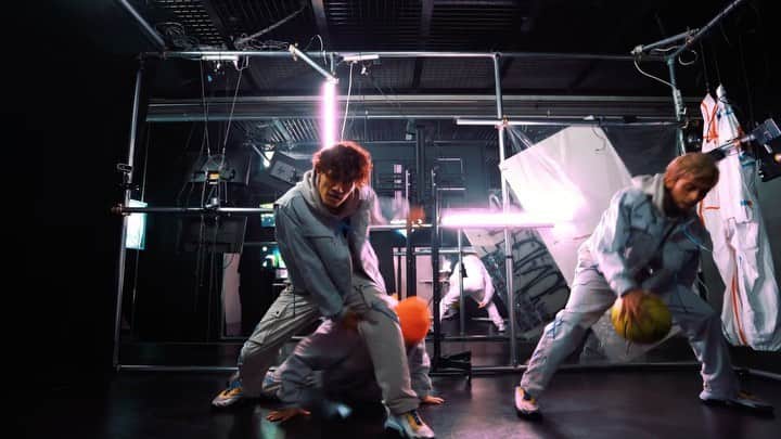 Beat Buddy Boiのインスタグラム：「@condense.official  "Break the Bias" Performance Video Toyotaka & ZiNEZ & SHINSUKE🏀 @toyotaka_bbb @zinez_kamikaze @shinsuke.bbb  #condense #BreaktheBias #BeatBuddyBoi #dance #basketball」