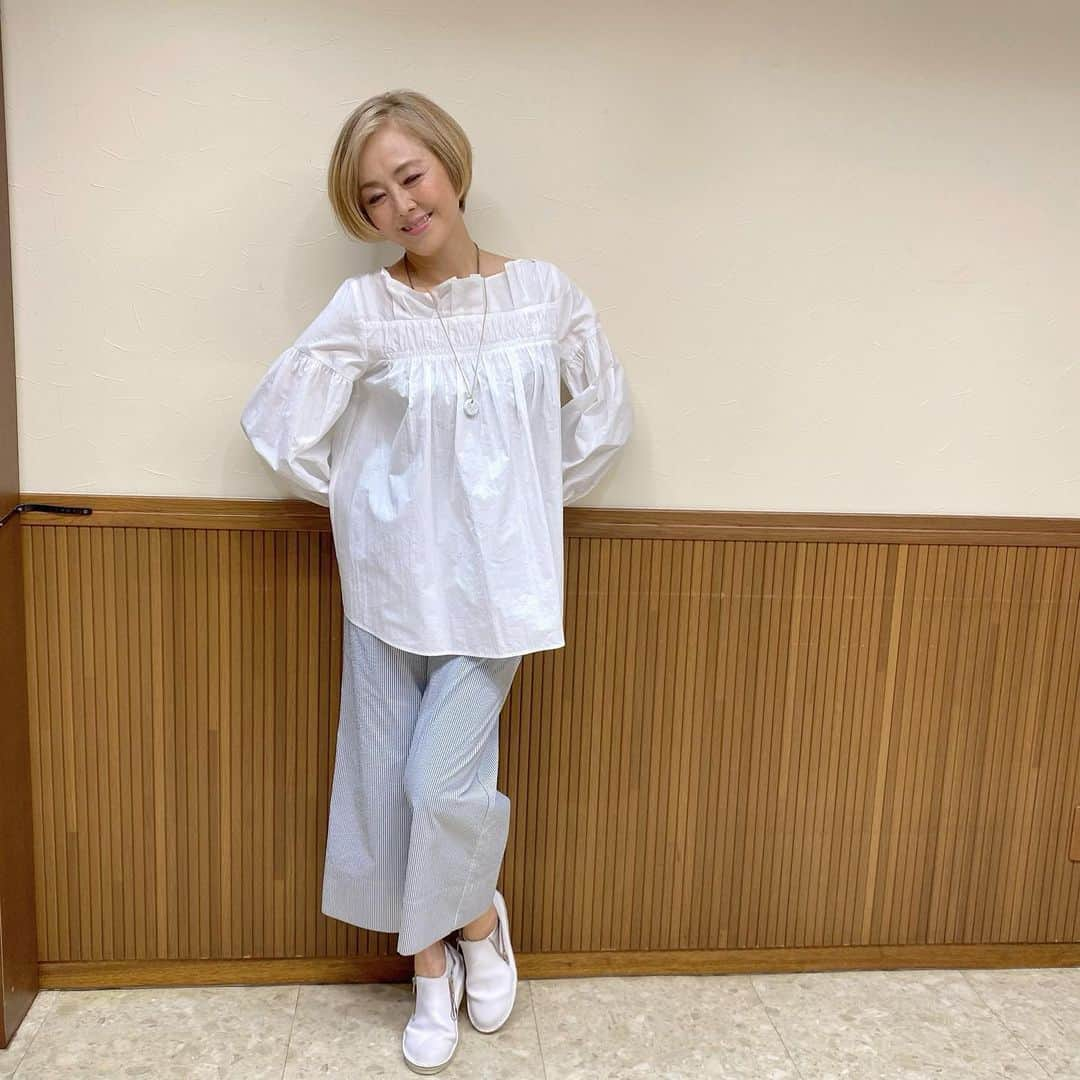 熊谷真実さんのインスタグラム写真 - (熊谷真実Instagram)「昨日のオレンジ、リモートでした。 お洋服めっちゃ可愛かったんです。  パンツはサッカー生地で涼しくて。 いつもお世話になってる美容院で、パチリ。  髪型も決まった！笑  久能山東照宮の回は楽しかったな、  また行きたい。  家康ちゃんのお墓参り。 #熊谷真実 #セプティモエルム #オレンジ #リモート出演でした #SBS #４時50分 #来週も見てね」7月13日 11時07分 - mami_kumagai310