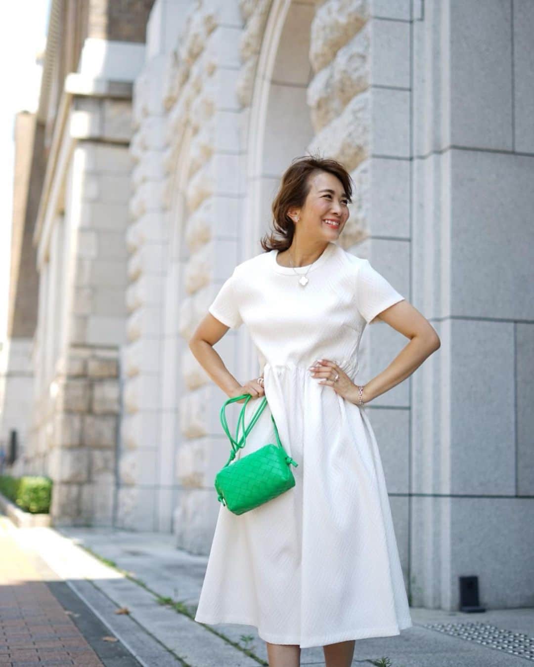 Mai Wakimizuのインスタグラム：「このワンピース分かりますか？春に色違いをお見せしてとっても反響があった一枚。一見真っ白のワンピースに見えますが、実は格子柄模様に似た生地なんです♡(4.5.6枚目)名前はラティスワンピース♡ウエストのギザギザデザインがポイントで、なかなか珍しいでしょ♡細かいギザギザにすることでギャザーが多く入り、ふんわりとしたエアリー感あるシルエットに♡とっても高級感のあるワンピースです＼(^o^)／ #wakkinstyle#ootd#coordinate dress:#linkable @linkable_official(今週15日発売予定) bag:#bottegaveneta shoes:#prada」