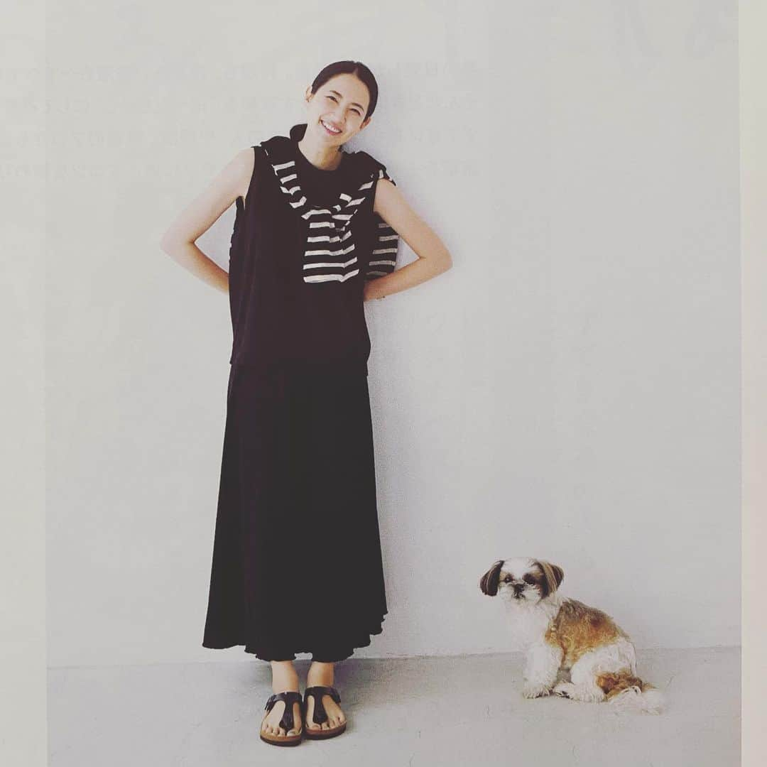 浜島直子さんのインスタグラム写真 - (浜島直子Instagram)「みなさん　こんにちは🐶  このまえ　みんなが　さぼってないか  かくれて　こっそり　団子たべてないか  めを　ひからせてきましま🐶✨  みんな　まあまあ　がんばってました🐶  みなさんも　ときどき　団子たべて  がんばってください🐶🍡✨✨✨ ・ #esse8月号 #はまじをつくる12ピース #今月は #birkenstock  #やっぱ夏はこれだね #他の洋服の詳細はぜひ誌面をご覧ください #ユウキオイスターが活躍！ #はまじさんの幸せなごはん時間  #ふふふ😎 #ガラスープからオイスターソースに変わりましたよ👍 #ユウキ #ユウキ食品 #youki #化学調味料無添加のオイスターソース #オイスターソース #こんなに使えるやつとは知らなかった❗️ #炒めるだけじゃない #かけても美味しい🤩✨ #我が家は醤油のかわりにも👍 #ピピちゃん #シーズー #元保護犬 #表紙は #我らがりえちゃん❤️」7月13日 11時34分 - hamaji_0912