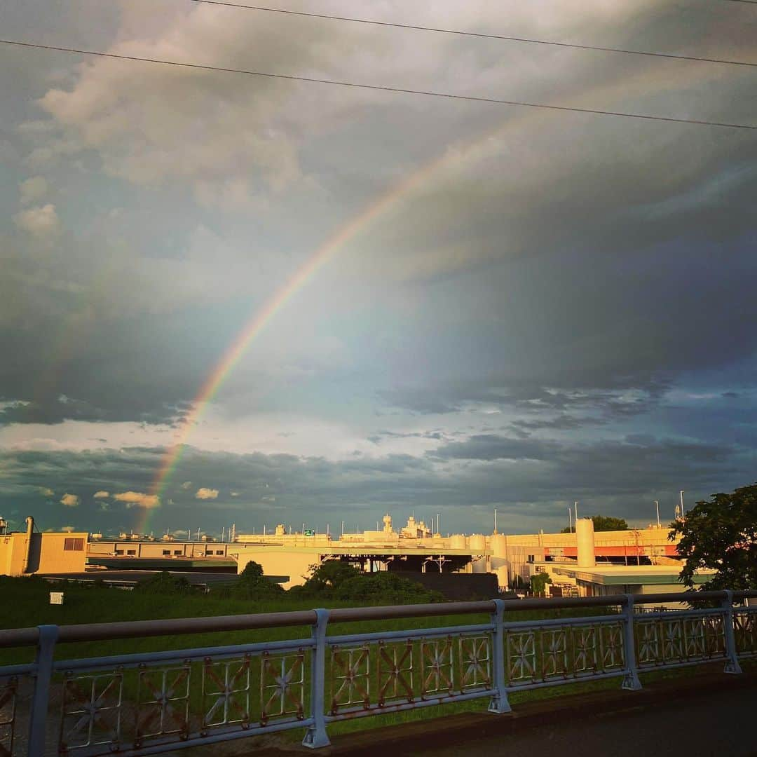 桜井ユキさんのインスタグラム写真 - (桜井ユキInstagram)「「桜井さん、虹ですよ！」  インスタ更新してくださいではなく、そうやっていつもさり気なく更新へと誘ってくれるマネージャーさん。完全にわたしを攻略してくださってます。  そして手元ブレる車内から必死に撮った写真がこちら  肉眼で見るより薄いな  虹は生物でした。  　　　　　　　　　　　　　　　　　　　桜井」7月13日 11時56分 - yuki.sakurai_official