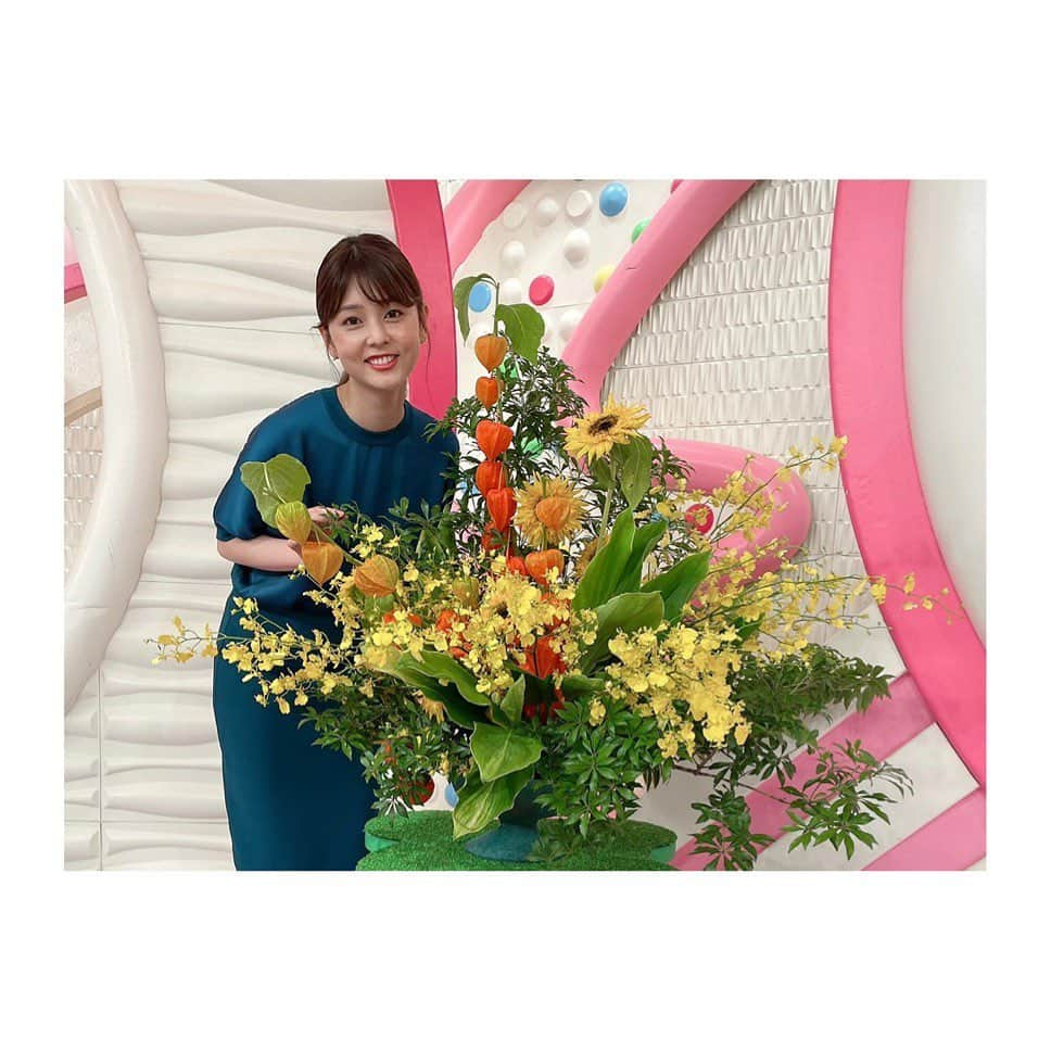 佐藤梨那さんのインスタグラム写真 - (佐藤梨那Instagram)「夏らしいお花と🌼  Oha!4のスタジオには 毎週素敵なお花が飾られています✨  先週はとても夏らしい色合いでした。  梅雨末期、 大雨や雷など天気が不安定ですね。 天気予報をこまめに 確認するようにしてください😌  #暑いので #熱中症にも注意です  #水分補給はこまめに  #おうちの中でも忘れずに #oha4」7月13日 12時08分 - sato_lina