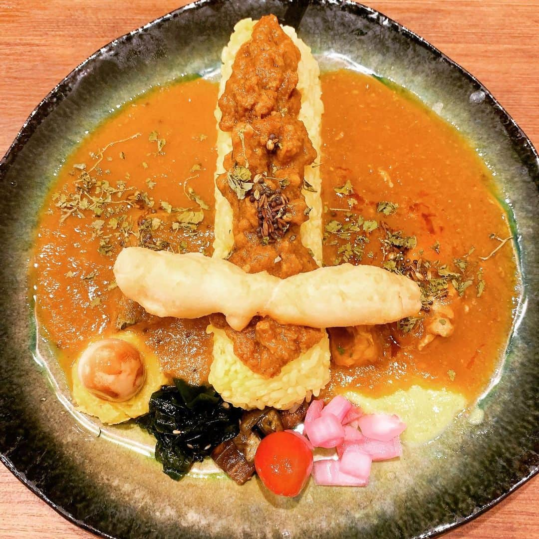 小松利昌さんのインスタグラム写真 - (小松利昌Instagram)「スパイスカレー MANTRAさんの、三色カレー。 チキン、キーマ、サワラのカレー。 スパイシーでフルーティー！ 付け合わせが少しずつ沢山あってずっと楽しい。 #カレー #高円寺 #スパイスカレー MANTRA」7月13日 13時07分 - komatsutoshimasa