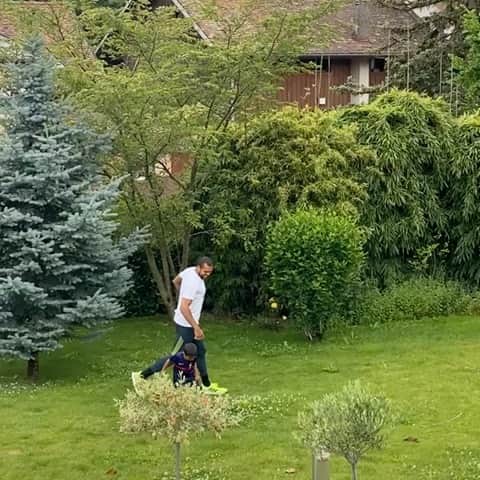 ジョー＝ウィルフリード・ツォンガのインスタグラム：「Le bonheur n’est jamais loin, il faut juste savoir le capter… #familytime」